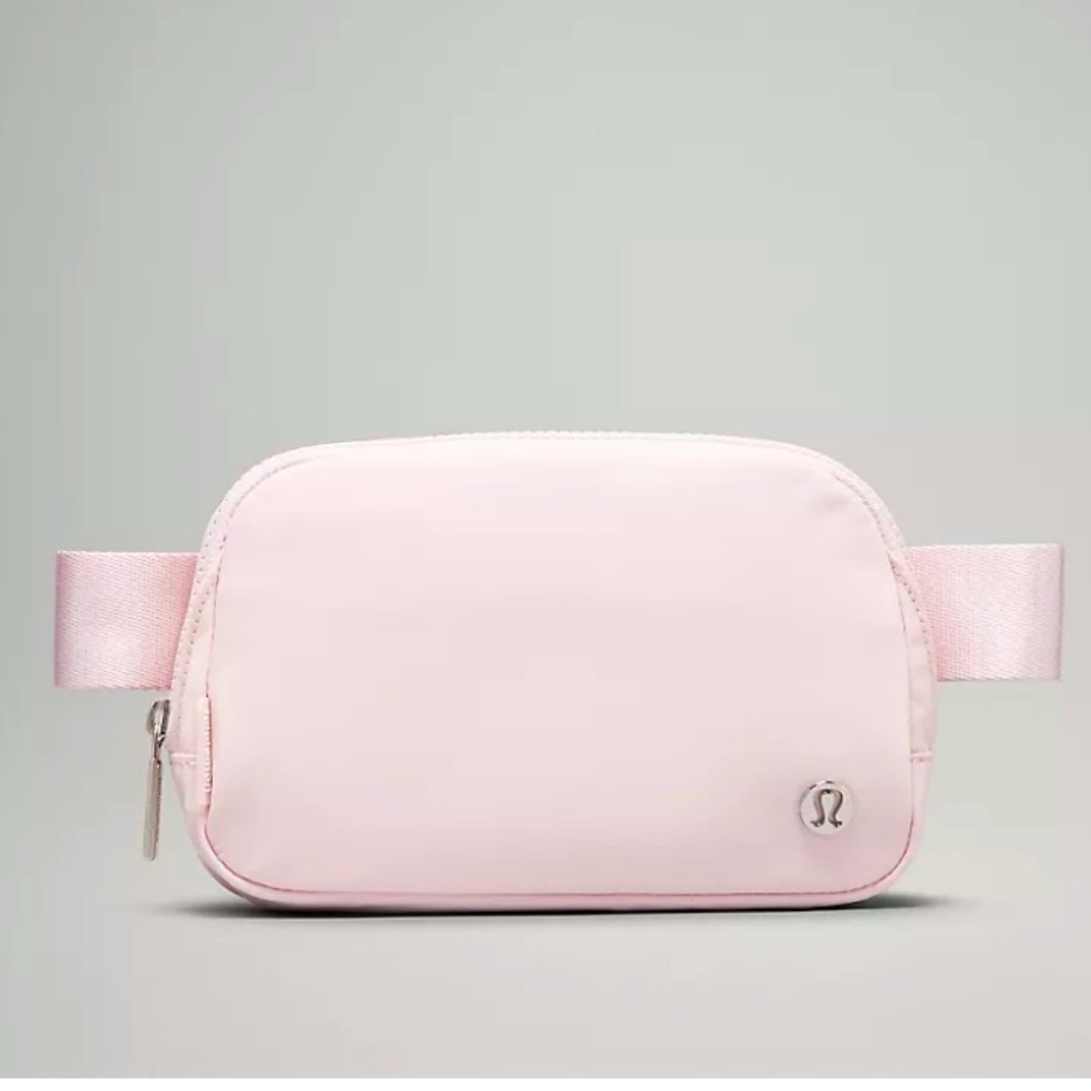 It is perfect for vacation and beach things and carries 15 items
